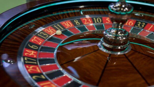 Play baccarat with professional players