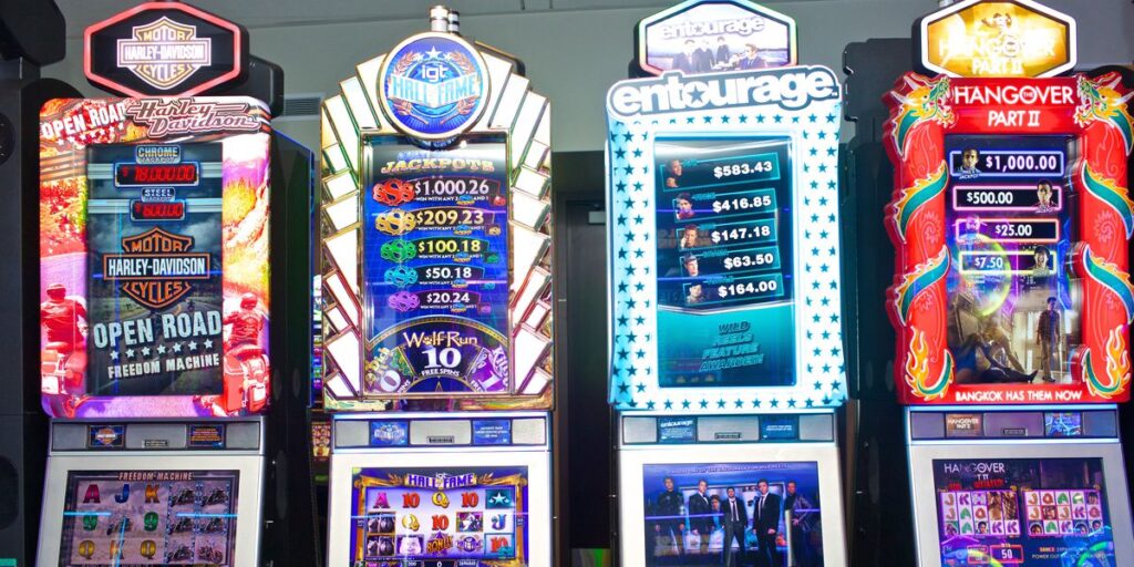 Ang mga slot machine ay sikat sa mga casino sa buong mundo dahil madali silang laruin at nag-aalok ng pagkakataong manalo ng malaki sa maliit na puhunan.