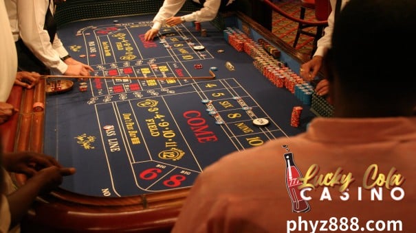 Sa isang craps table, maaaring mayroong hanggang walong manlalaro, bawat isa ay maaaring maglagay ng taya para sa bawat roll.